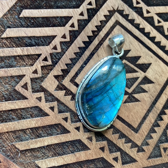 925 Sterling Silver Labradorite Pendant - Picture 4 of 10